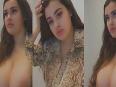 La bellezza desiana espone le sue enormi tette in un video selfie